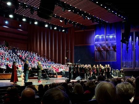 PRISUTDELING:  Eirin Beate Åserud-Løvlid på scenen i Oslo Konserthus sammen med Bergen Domkirkes Jentekor under mottakelsen av den gjeve Alle-kan-synge-prisen 2019. FOTO: Bergen Domkirkes Jentekor