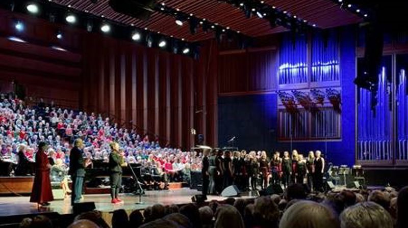 PRISUTDELING:  Eirin Beate Åserud-Løvlid på scenen i Oslo Konserthus sammen med Bergen Domkirkes Jentekor under mottakelsen av den gjeve Alle-kan-synge-prisen 2019. FOTO: Bergen Domkirkes Jentekor