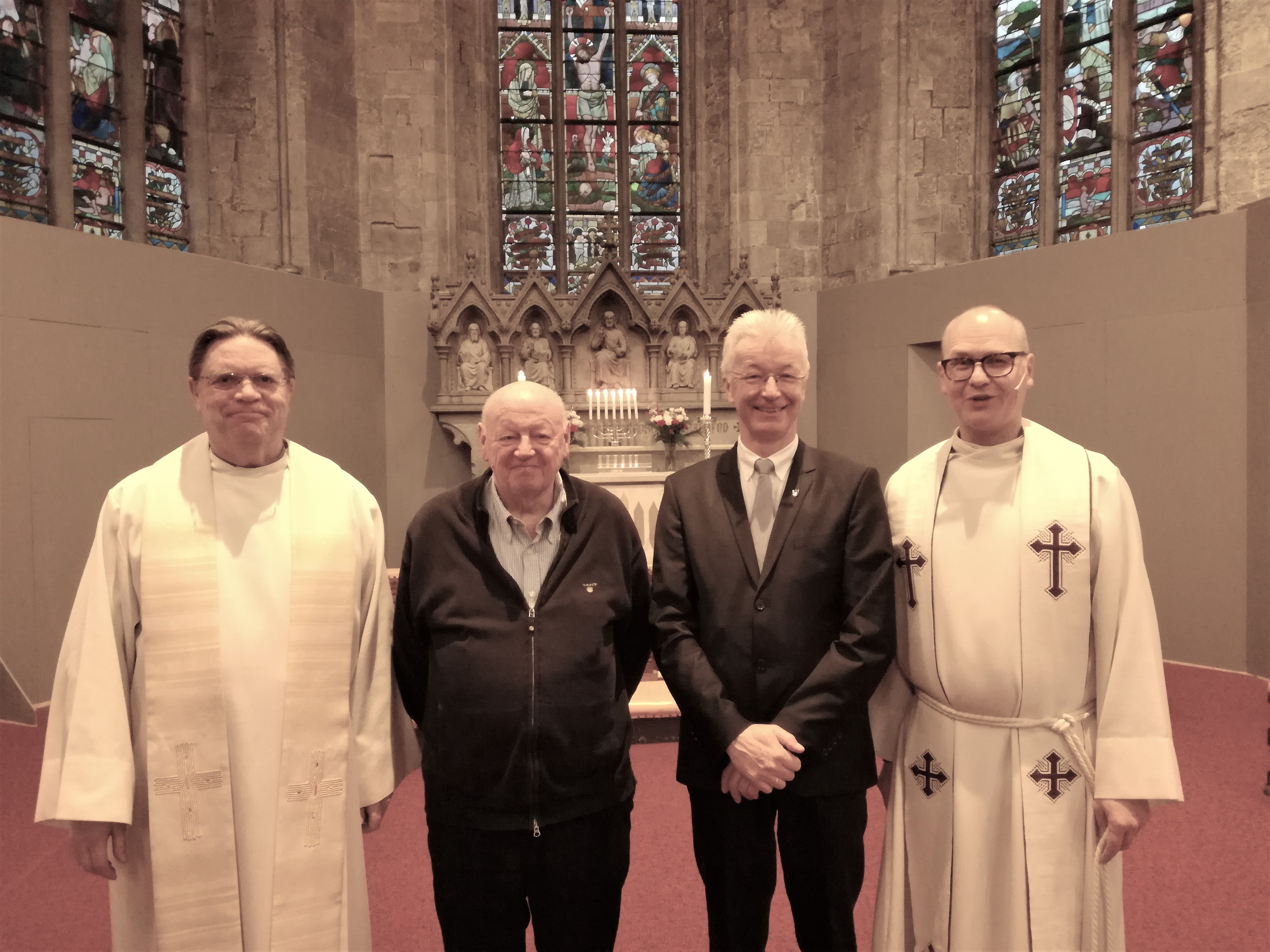 F.v: Sogneprest Hans Jørgen Morvik, leder i menighetsrådet Rune Valderhaug, fylkesordfører Jon Askeland, domprost Gudmund Waaler. Foto: Ann-Elin Dyrøy