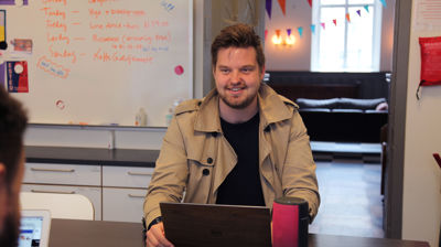 RAUSHET OG ENGASJEMENT:  - Som frivillig tar man del i et felleskap, man tar del i det å vise omsorg og omtanke til folk rundt seg, sier JB. 