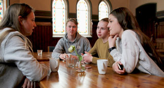 Fire ungdommer samlet til samtale.
