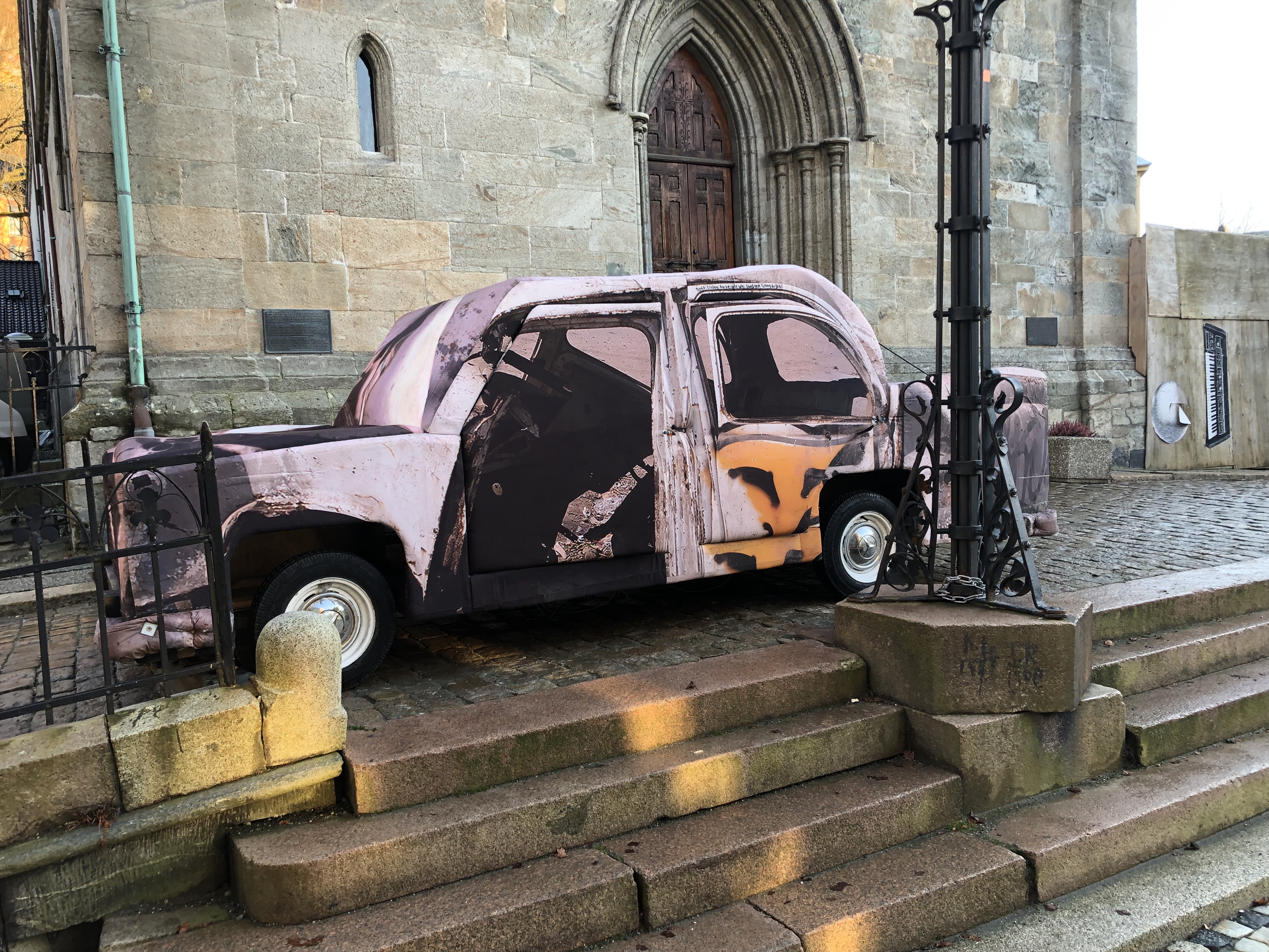 Migrantbilen vil stå parkert utenfor Bergen domkirke til og med 24. november FOTO: Anne Merete Solbakken
