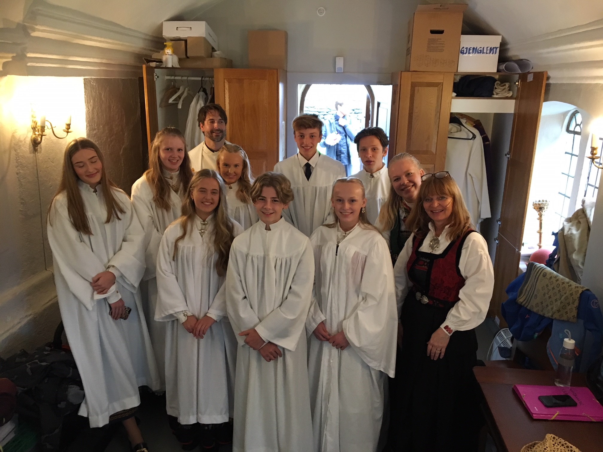 Spente konfirmanter i Mariakirken før konfirmasjonsgudstjenesten. 