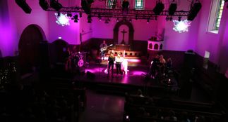 Bilde av kirkerommet i St.jakob i stemningsfull lyssetting.