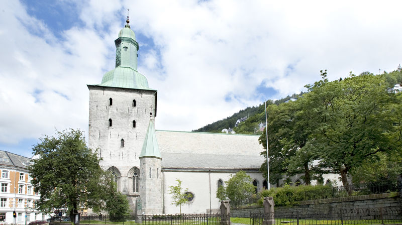 Domkirken i Bergen sett fra siden, utvendig.
