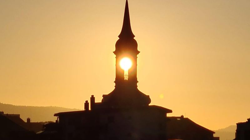 Nykirken i solnedgang. (FOTO: Elisabeth Angell)