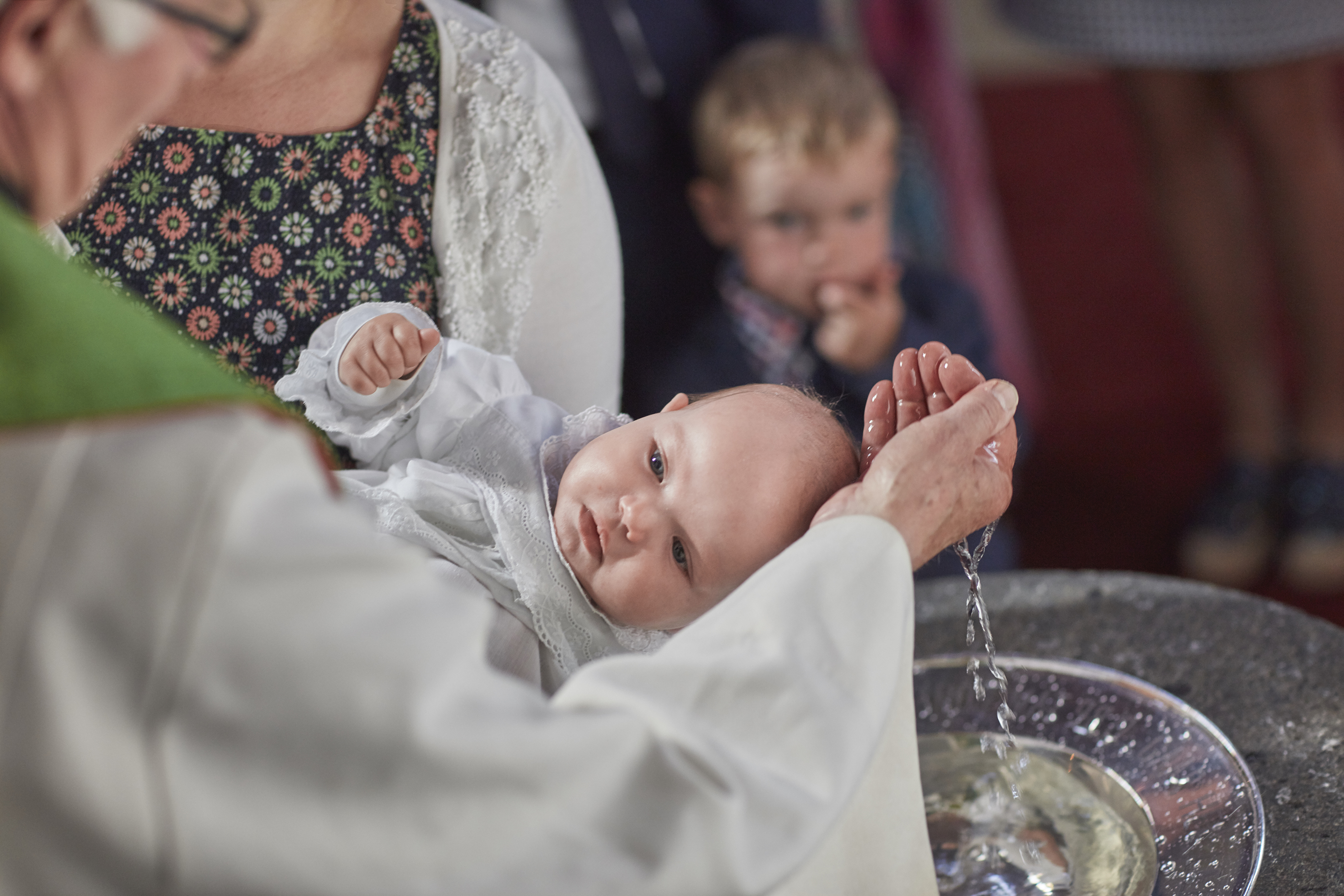 Å bære et barn til dåp