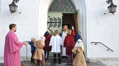  I gudstjenestens første akt er det advent og jul. Ut av nattens mørke hilser englene oss med julenattens lovsang: Gloria in Excelsis! Ære være Gud i det høyeste! 