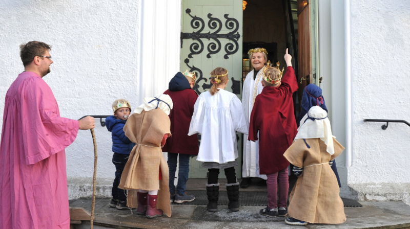 Engelen Gabriel inviterer barna inn til julevandring mot Betlehem. Foto: Gyrid Cecilie Nygaard.