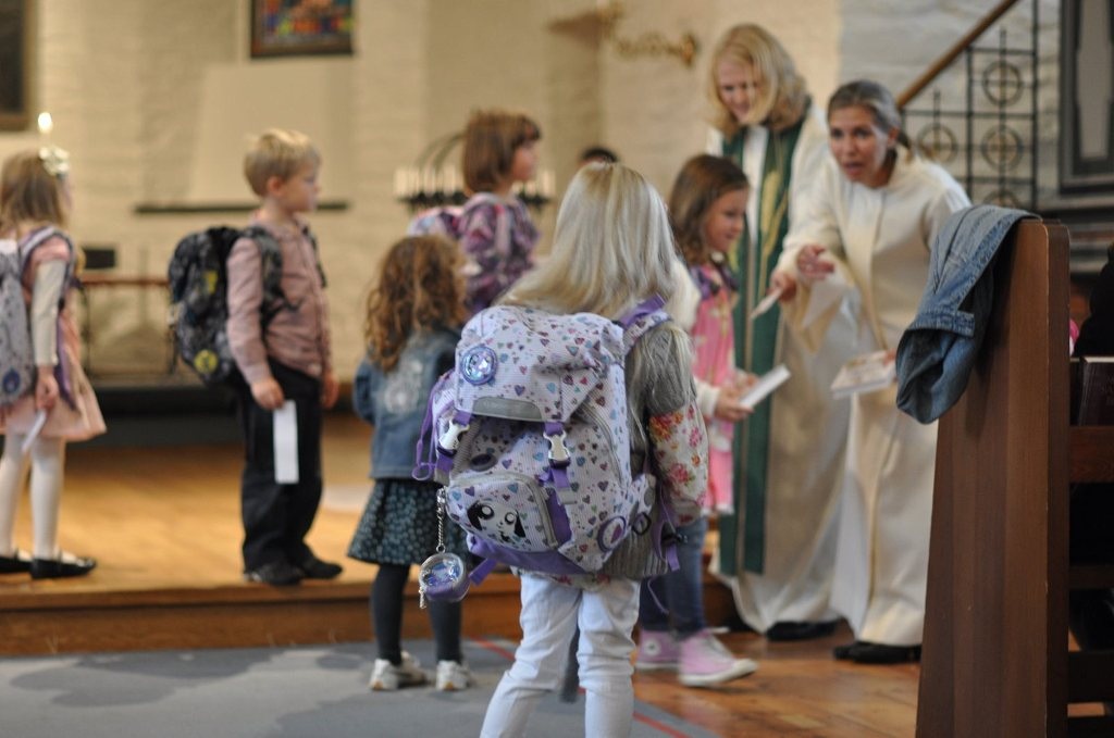 Bilde fra skolestartgudstjeneste der 6-åringer mottar en barnebibel.