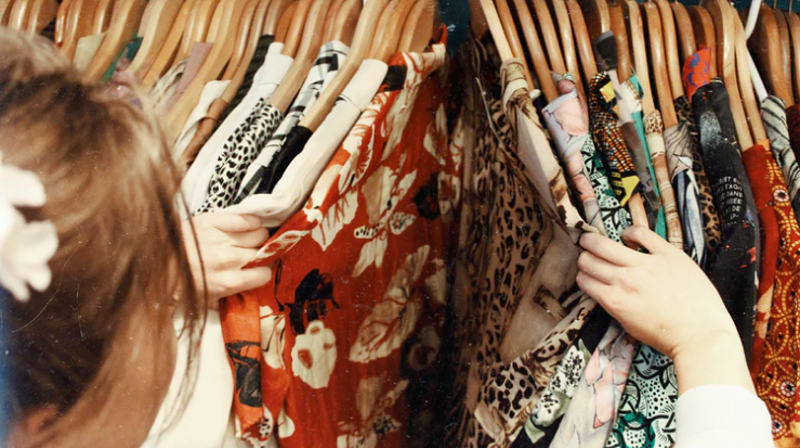 Ikke bare er bruktboden et rimelig alternativ når man trenger nye klær. Det er også miljøvennlig. Foto: unsplash.com