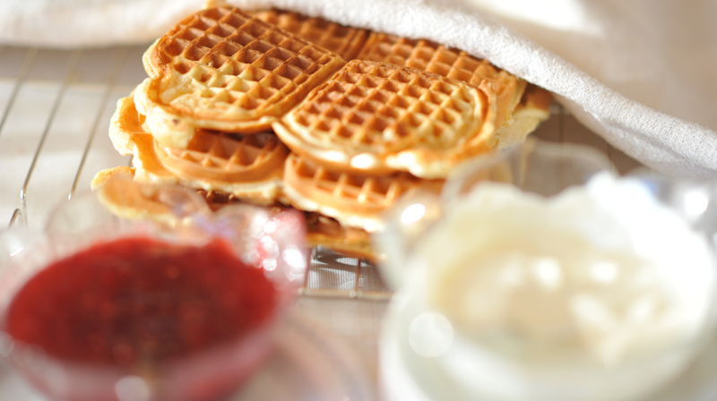 Deilige vafler serveres når det stelles i stand til nabokafé på menighetshuset. Foto: Gyrid Cecilie Nygaard.