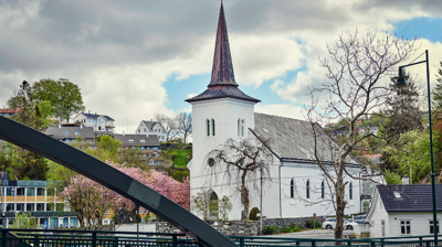 Birkeland kirke ligger i Hardangervegen på Nesttun i Bergen sør. Foto: Morten Wanvik.