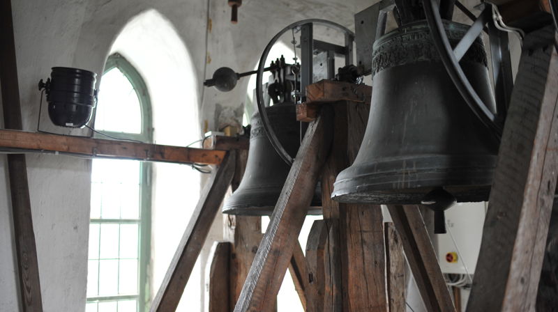 Det er tre kirkeklokker i tårnet i Birkeland kirke. Disse to er fra 1637 og 1665. Klokkestøperen Evarhardus Splinter fra Nederland har satt sitt navn på klokken til venstre, og Hans Meyer har laget den klokken til høyre, med innskripten SOLI DEO GLORIA IN EXSELSIS DEO - Gud alene æren, Gud i det høyeste. Foto: Gyrid Cecilie Nygaard