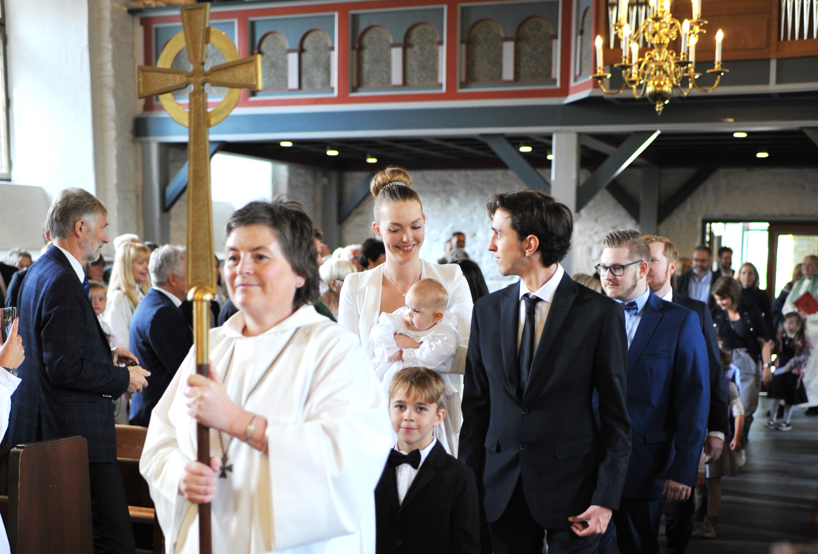 Vanligvis er det prosesjon på høytidsgudstjenester med dåp eller på vielser. Korset går alltid fremst. 