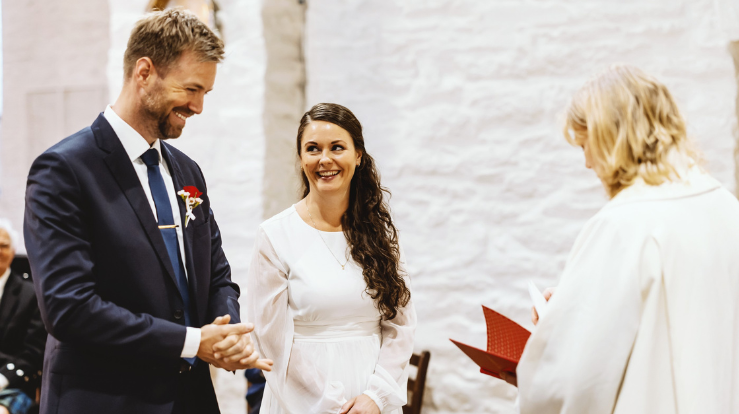 Birkeland kirke er en vakker ramme rundt en vielse. Her er et par som giftet seg i en enkel vielse i 2024. Foto: ToveLise Mossestad 