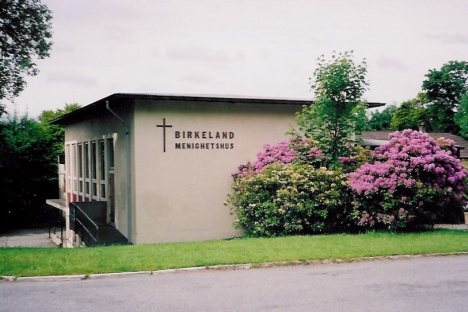 Birkeland menighetshus ligger i Øvsttunveien og er kun en kort gåtur unna kirken. Huset har flere store gode rom som egner seg til korte møter, generalforsamlinger, konfirmasjonsfester og andre arrangement. 