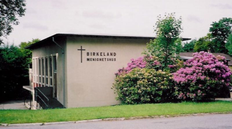 Birkeland menighetshus ligger i Øvsttunveien og er kun en kort gåtur unna kirken. Huset har flere store gode rom som egner seg til korte møter, generalforsamlinger, konfirmasjonsfester og andre arrangement.