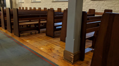 Rullestolrampe og bedre plass til rullestoler i kirken