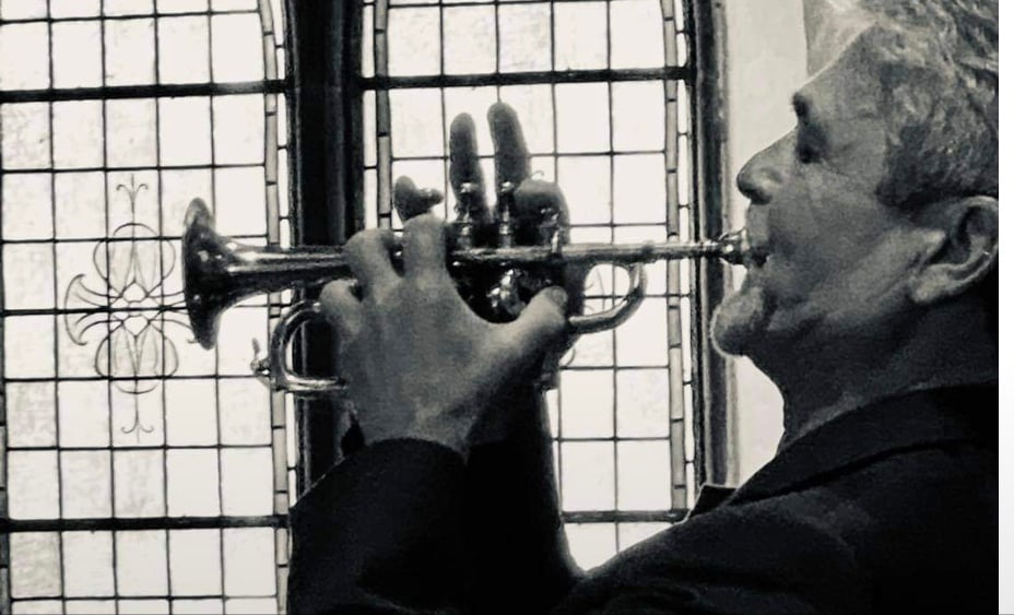 Helge Haukås er gjestesolist på trompet under årets første lunsjkonsert. 