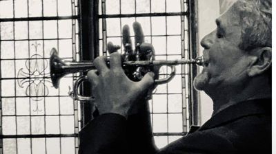 Helge Haukås er gjestesolist på trompet under årets første lunsjkonsert.