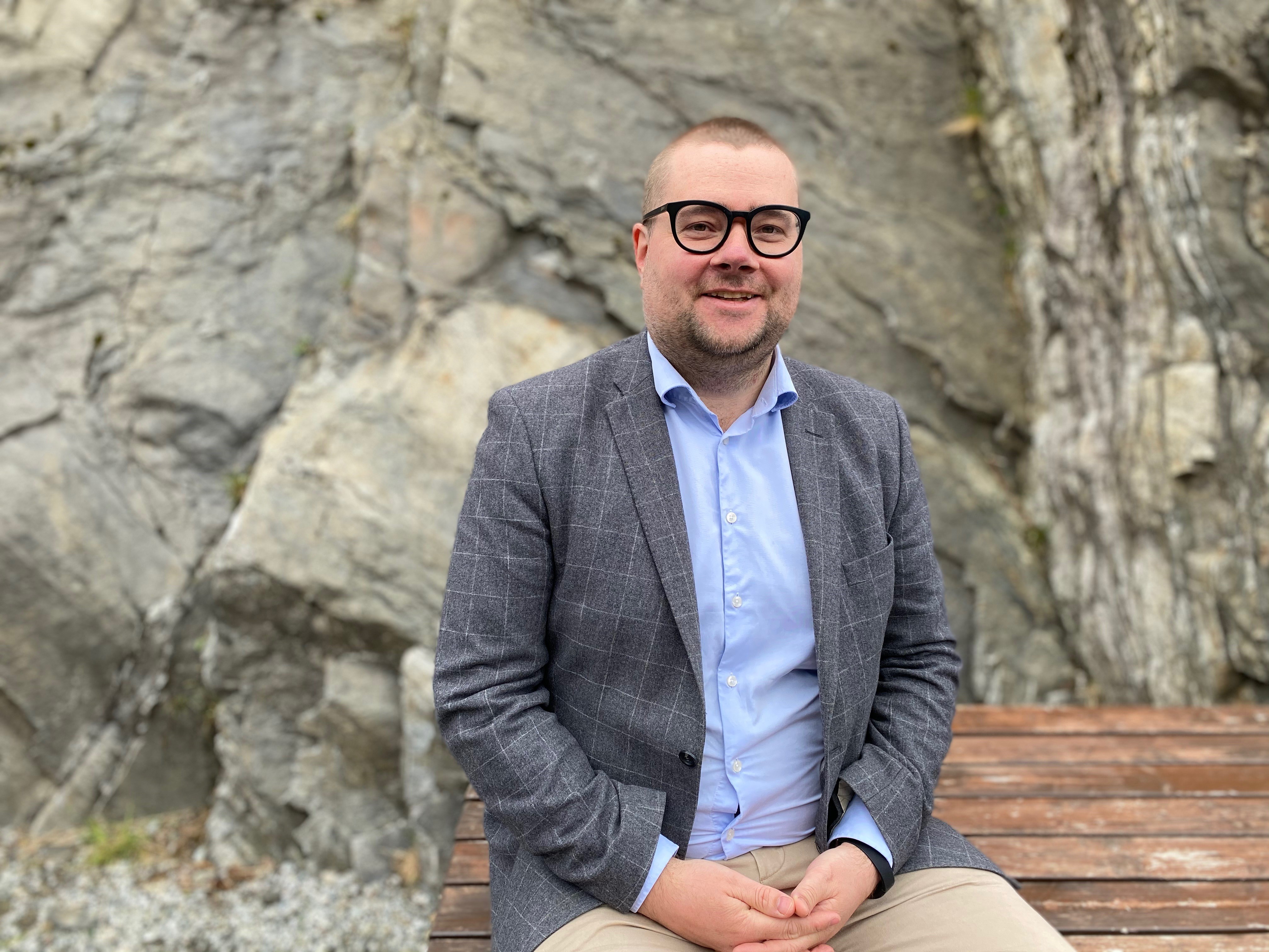 Frem til høsten er Trygve Eiken vikarprest i Sædalen menighet. Neste sommer er han ferdig med studiene og kan bli ordinert til prest. Foto: Astrid Dalehaug Norheim