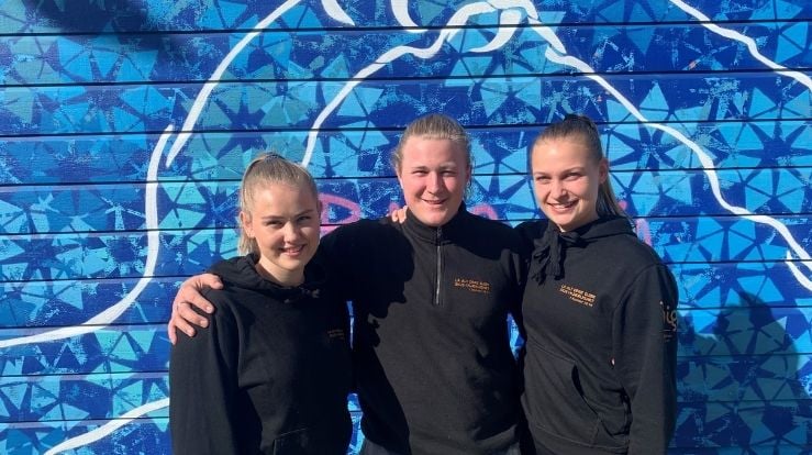 Studentene fra Grimstad Bibelskole: Marte, Adrian Oscar og Sofia. 