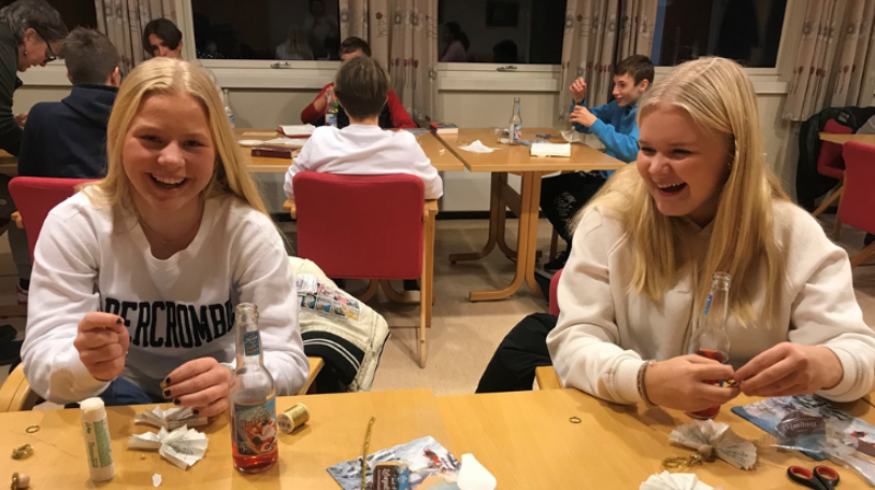 Dette året har vært litt annerledes for diakonikonfirmantene også. Her lager vi engler til en julehilsen til noen av omsorgsboligene på Nesttun.