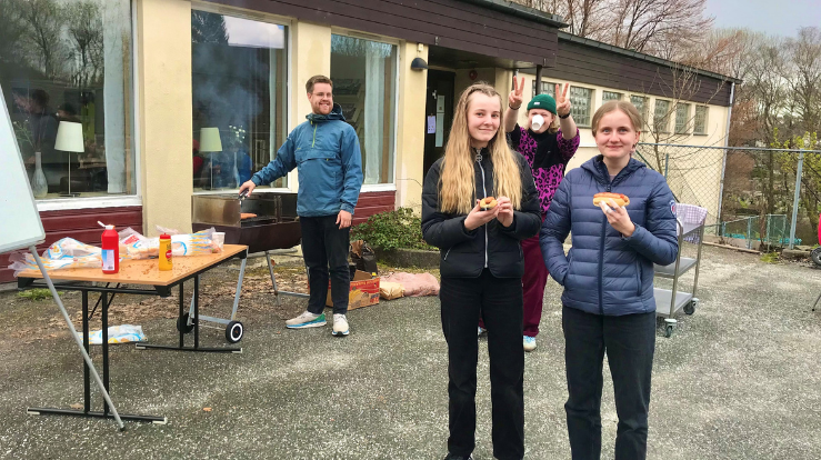 Godt og blandet hadde samling ute med grilling, quiz og påskefortellingen. 