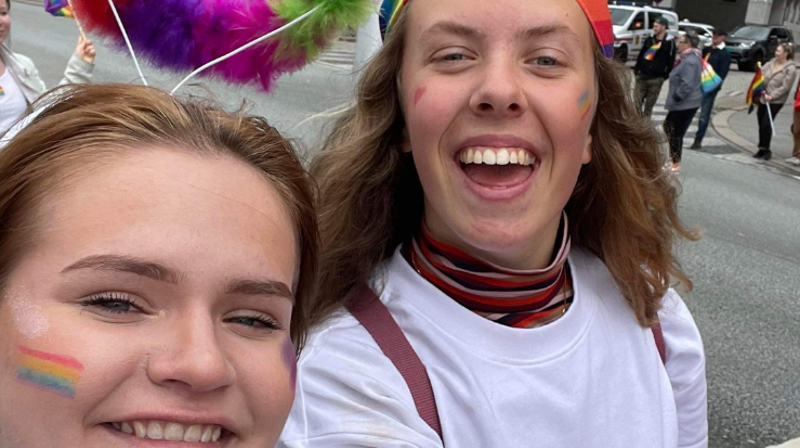 Selfie fra PRIDE-paraden i Bergen sentrum. Her deltok flere tusen mennesker i marsjen som markerer et av høydepunktene under de årlige regnbuedagene. Fra venstre Ellen og Marie.