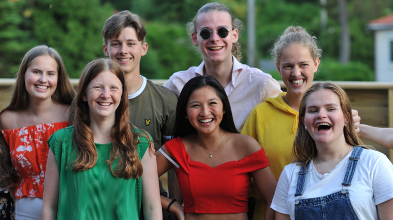 God stemning blant ungdomslederne når den årlige sommerfesten går av stabelen. Foto: Gyrid Cecilie Nygaard.