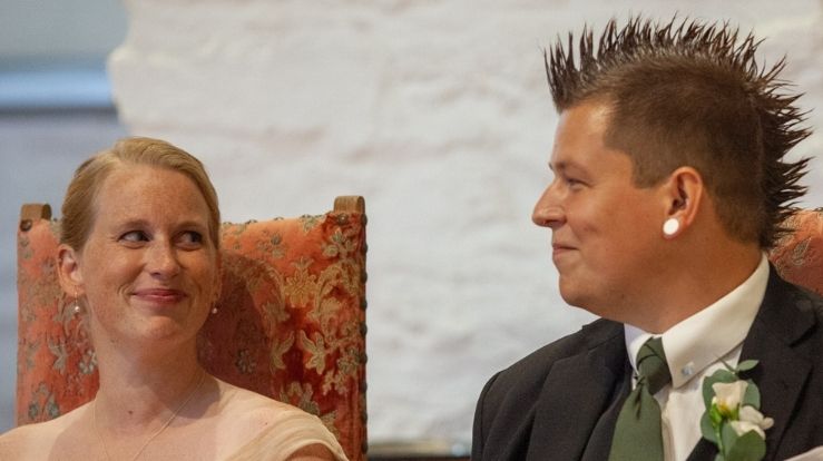 I august ble ekteskapet velsignet i Birkeland kirke. Dagen før hadde de hatt humanistisk vielse. Foto: Silje Alden.