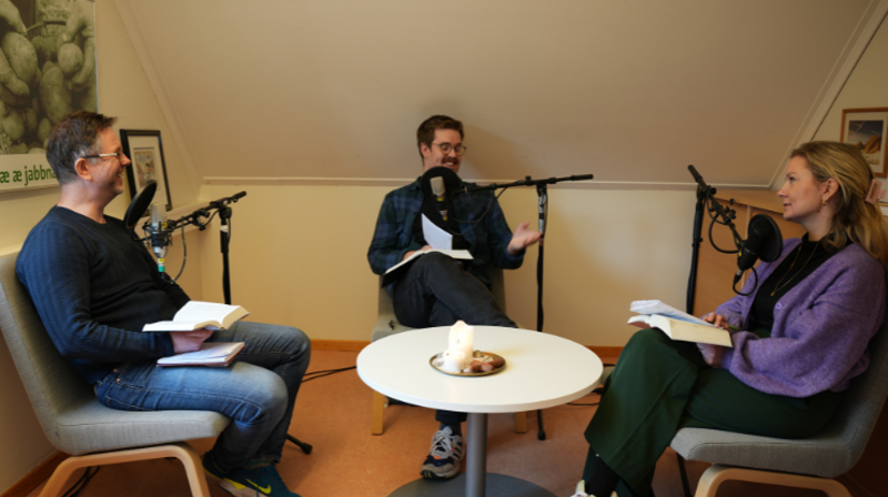 Crewet i Søndagspodden i aksjon. Her samtaler Andreas og Gyrid Cecilie med prest Leidulf Øy. Ketil Seime, lydmann, sitter ved miksepulten og sørger for god lyd. Foto: Ketil Seime.