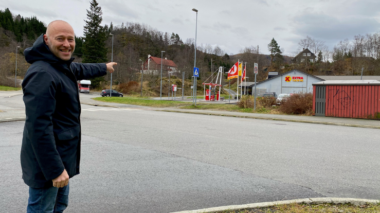 Den nye kirken i Sædalen kommer i skogholtet ved siden av Coopen. Pål Ove Vadset ser frem til en kirke som er full av liv hele uken. Foto: Astrid Dalehaug Norheim