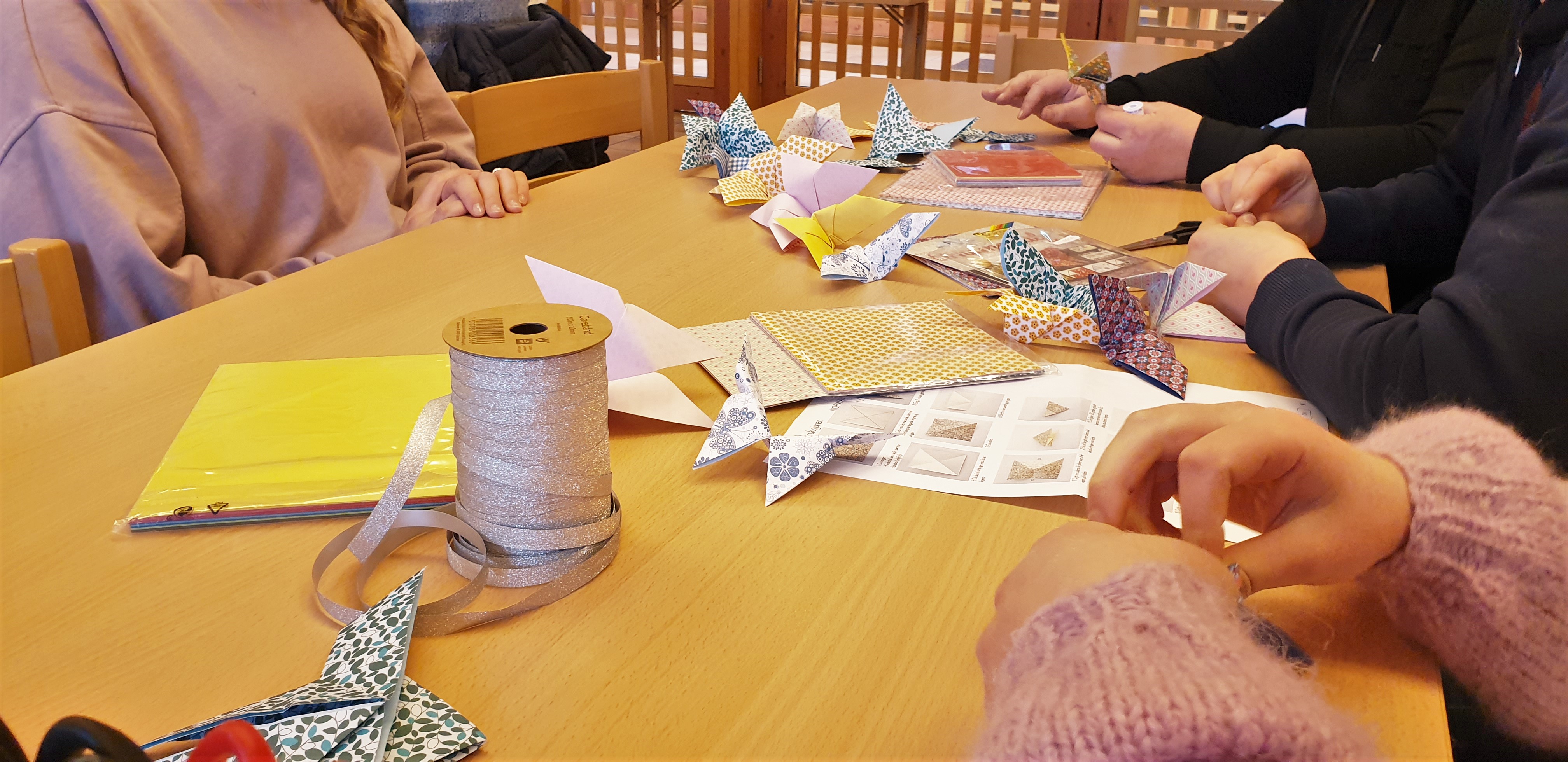 Ungdom som lager papir-sommerfugler