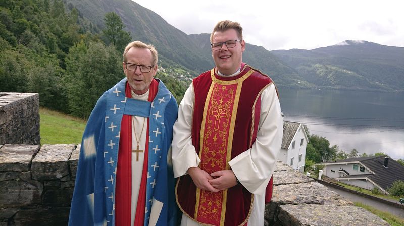 Håkon Økland Kinsarvik sammen med biskop Halvor Nordhaug. (Foto: Dag Sunnanå)