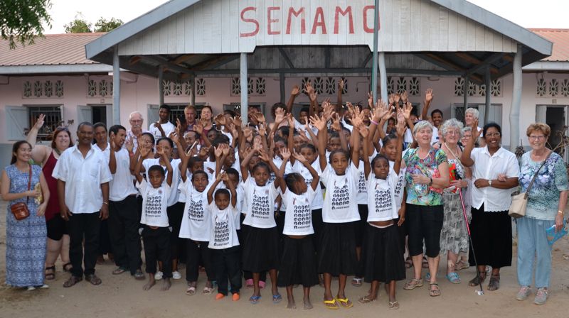 BESØK PÅ DØVESKOLEN: Elever og norske gjester på trappa foran døveskolen i Morondava.