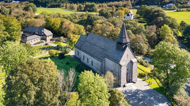 Dronebide av Fana kirke. Foto: Lars Kristian Steen