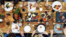 Mennesker rundt middagsbordet