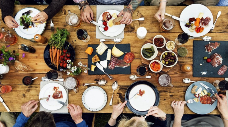 Mennesker rundt middagsbordet