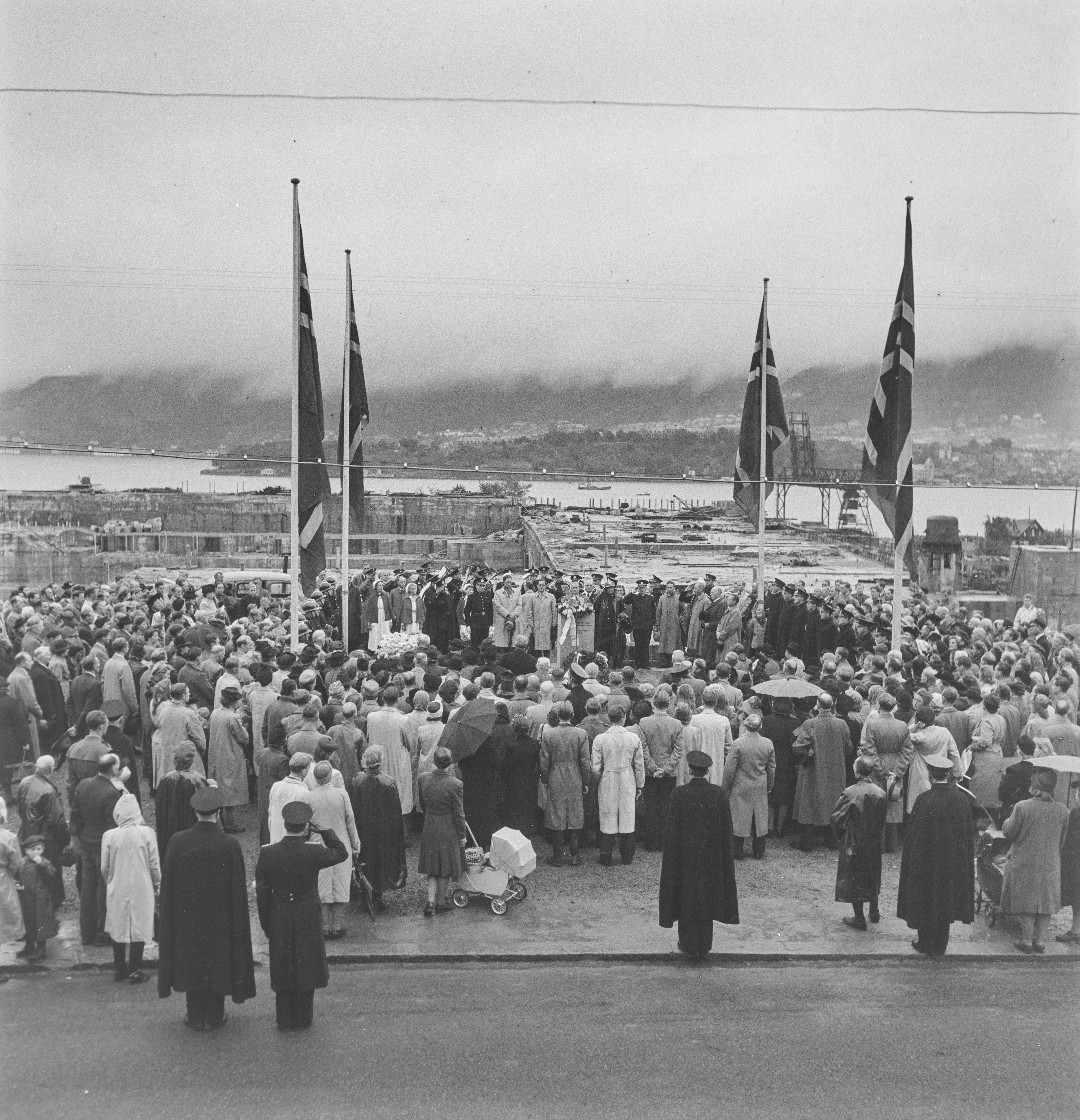 Bildet er hentet fra Uib sine spesialsamlinger, tatt av fotograf Gustav Brosing. Minnestøtte på Laksevåg 1947