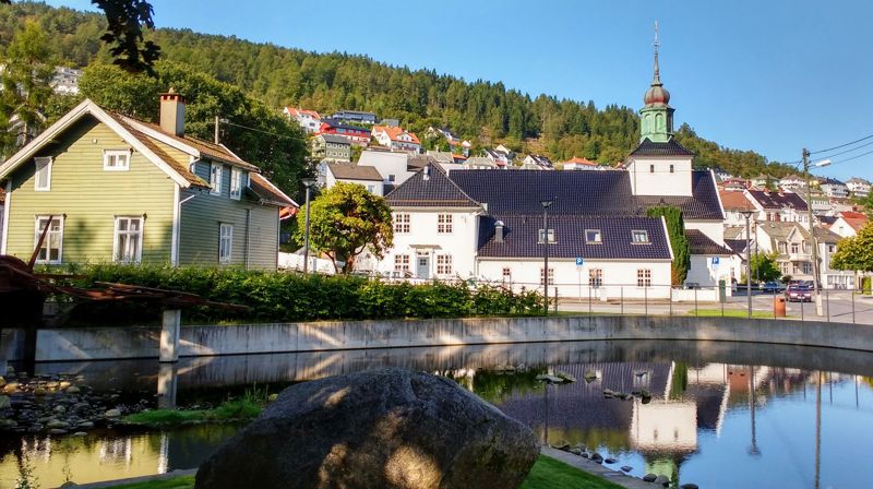 Om Laksevåg kirke