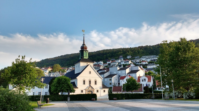 Bilde av Laksevåg kirke og menighetshus.