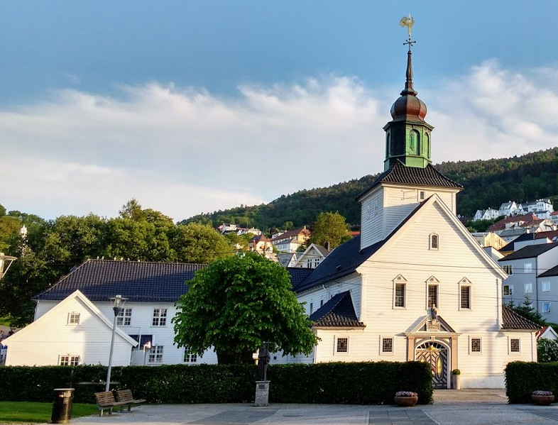 Bilde av Laksevåg kirke og menighetshus.