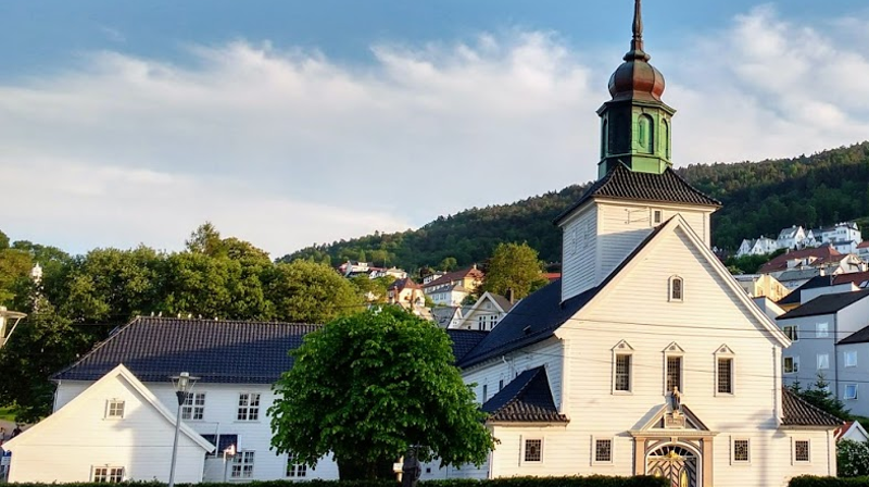 Bilde av Laksevåg kirke og menighetshus.