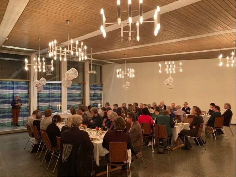 Menighetssal er pyntet til fest