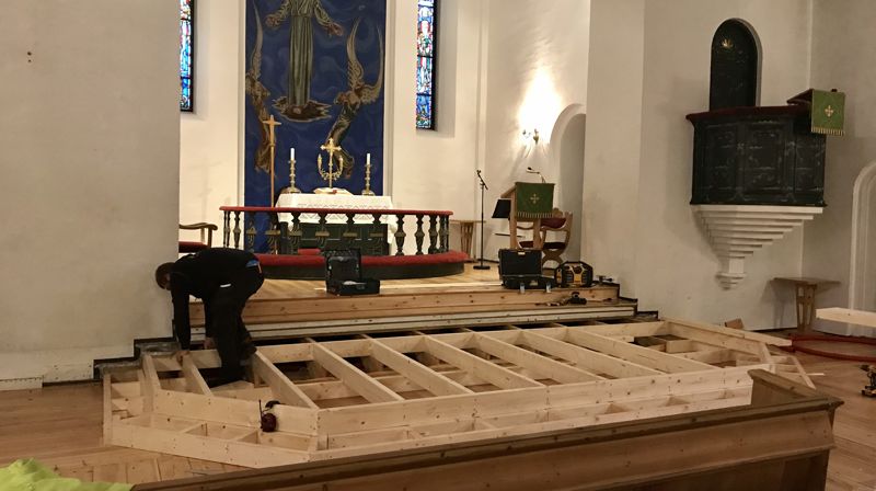 Stenging av Loddefjord kirke - bygger om oppe i koret