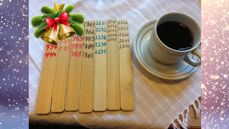 Loddårer og kaffekopp på bord, julepynt
