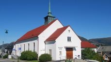 Solheim kyrkje, «kyrkja på fortauet»