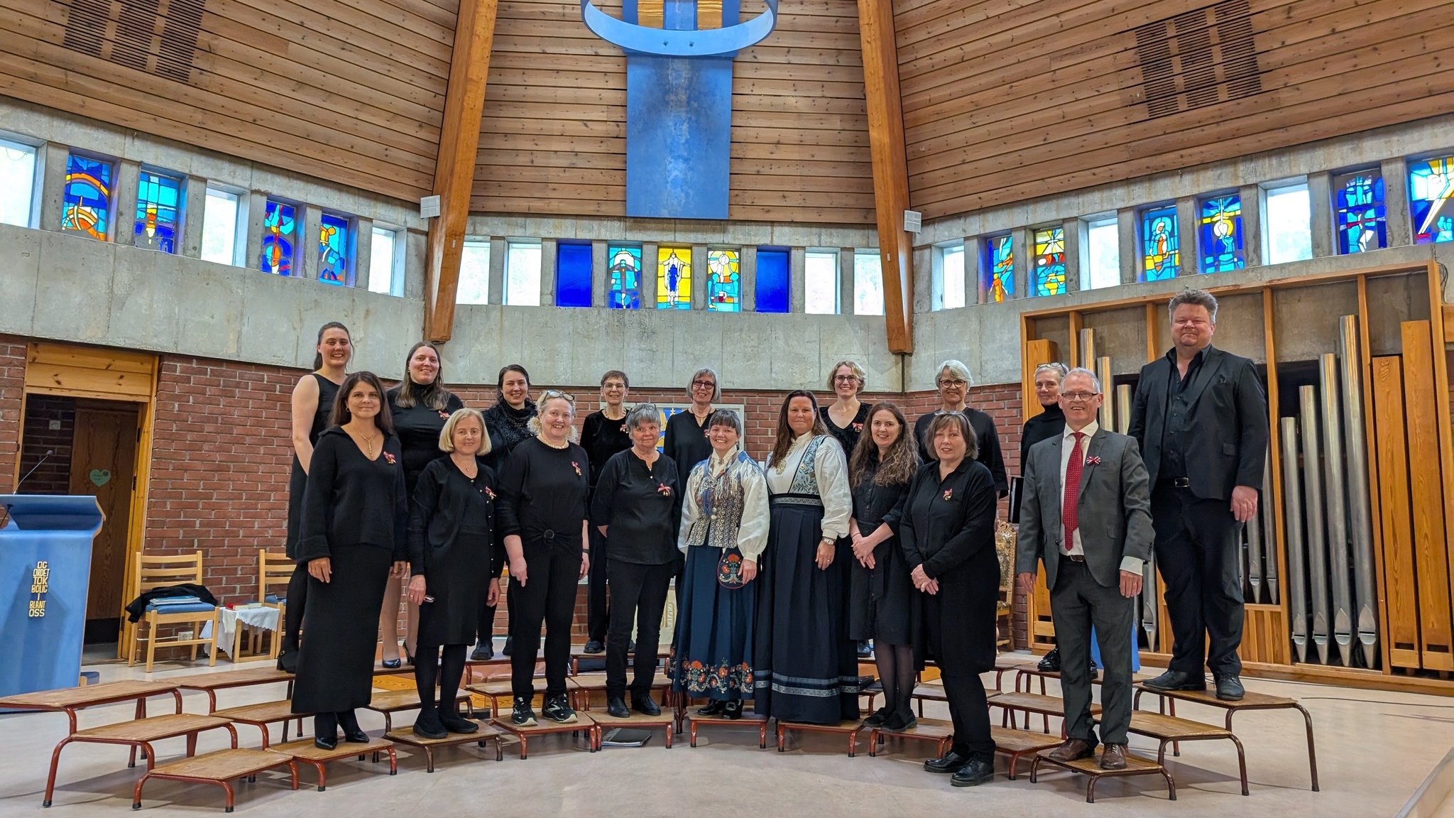 Damekor Vest oppstilte i eit kyrkjerom